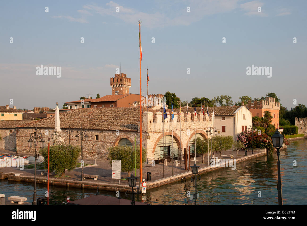 Lasize, Lac de Garde, Italie.La petite ville de 5,500 habitants est situé dans la partie la plus large du lac et c'est presque compl Banque D'Images