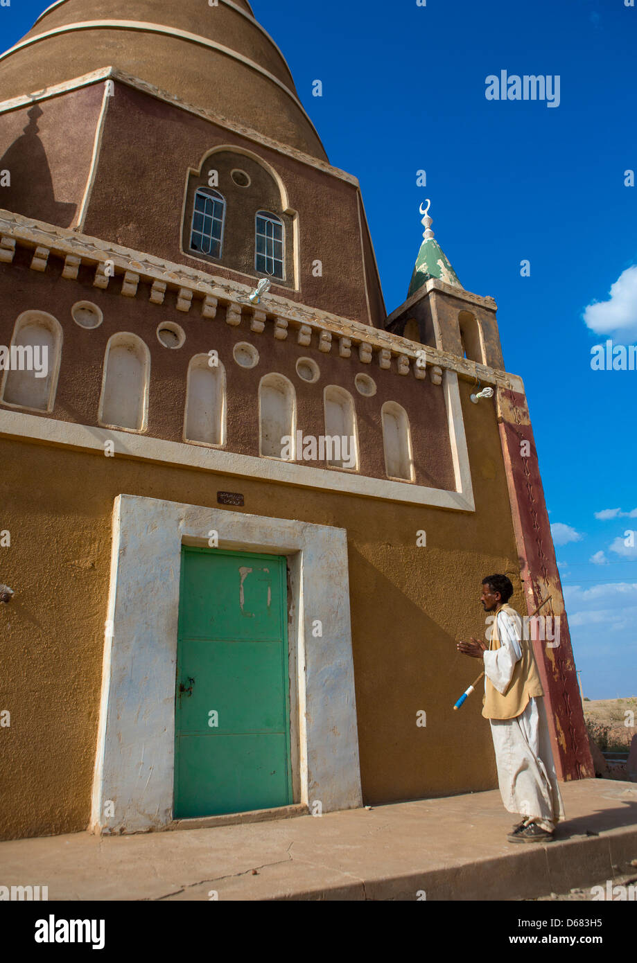 Homme priant devant un sanctuaire soufi, Abu Haraz, Soudan Banque D'Images