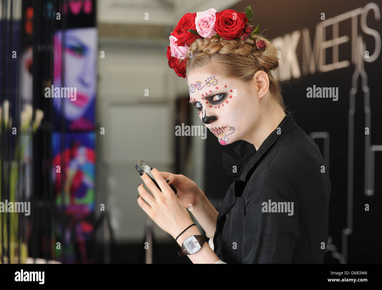 Un modèle est en attente pour le backstage Lena Hoschek montrer lors de la Mercedes-Benz Fashion Week à Berlin, Allemagne, 04 juillet 2012. La présentation de la collection printemps/été 2013 se déroule du 04 au 07 juillet 2012. Photo : Jens Kalaene dpa/lbn Banque D'Images