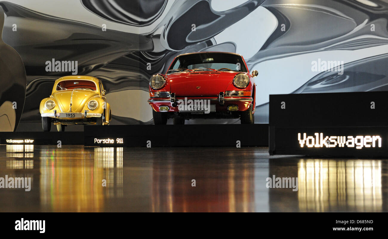 La millionième Volkswagen, une Coccinelle (L) à partir de 1955 et d'une  Porsche 911 construite en 1966 sont présentés à la soi-disant Zeithaus  (temps) de la voiture de location Ville de Volkswagen