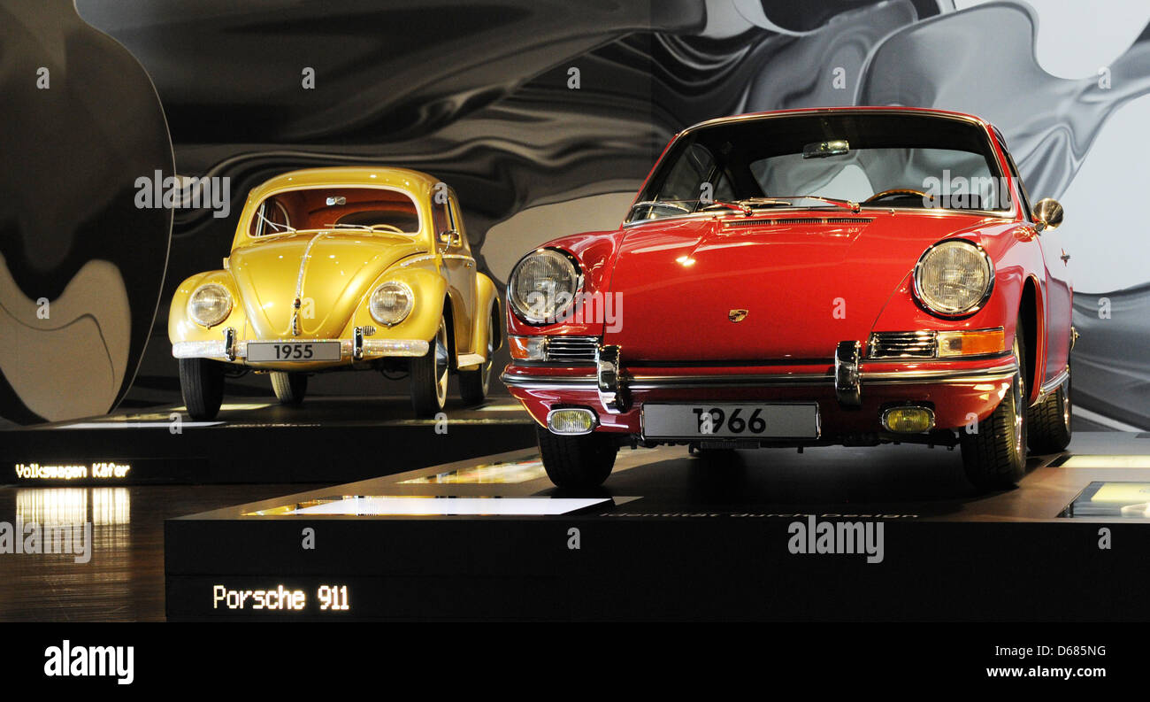 La millionième Volkswagen, une Coccinelle (L) à partir de 1955 et d'une  Porsche 911 construite en 1966 sont présentés à la soi-disant Zeithaus  (temps) de la voiture de location Ville de Volkswagen
