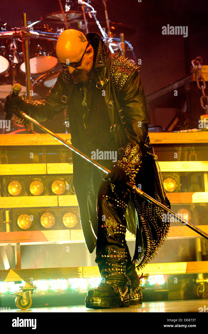 Rob Halford de Judas Priest joue sur la scène au Centre Air Canada au cours de la tournée black EPITAPH. Toronto, Canada - 22.11.11 Banque D'Images