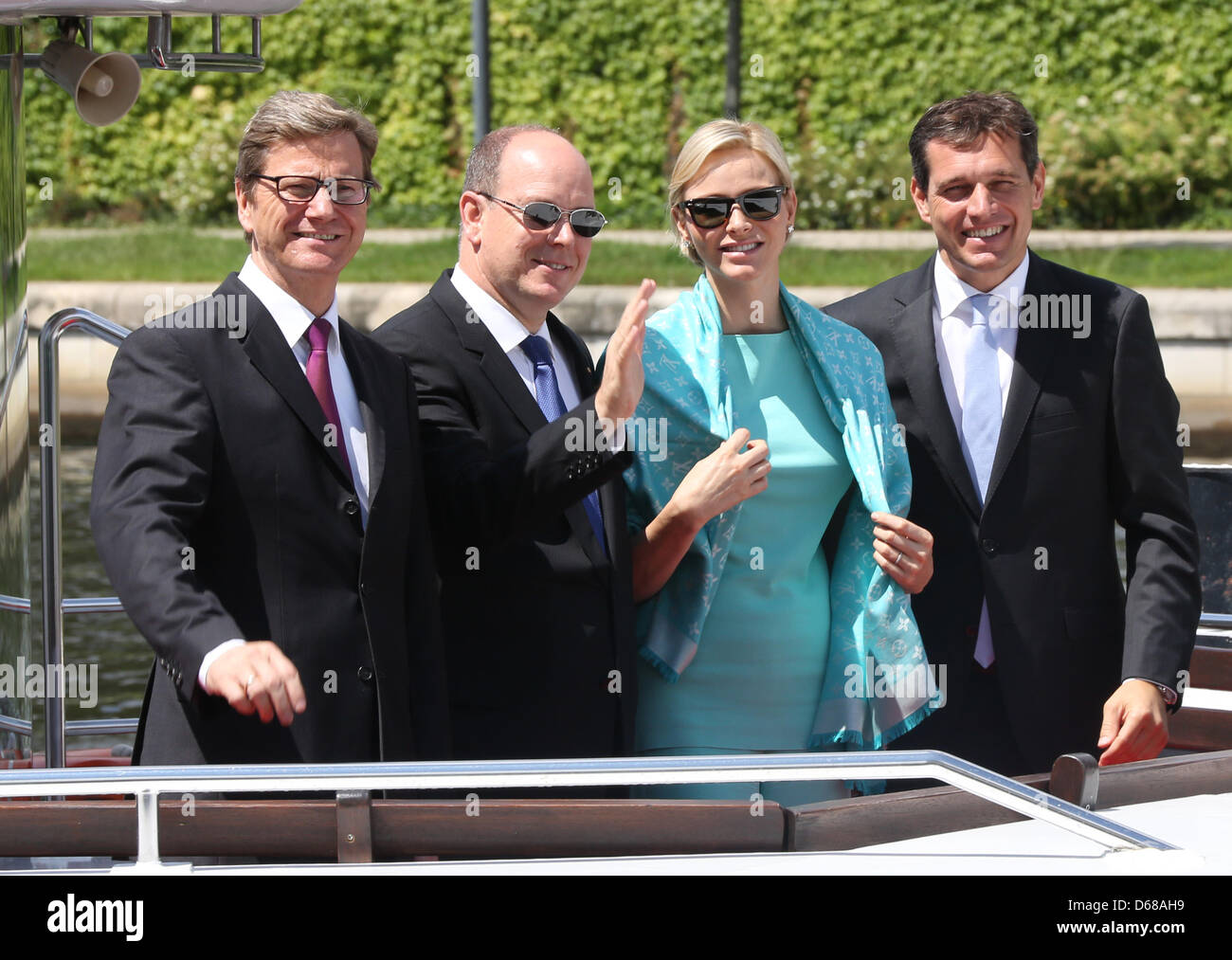 Le ministre des Affaires étrangères allemand Guido Westerwelle (L-R), le Prince Albert II de Monaco, son épouse Charlene et le mari de Westerwelle Michael Mronz vague comme ils se tiennent sur le navire à passagers à Sanssouci Berlin, Allemagne, 09 juillet 2012. Le Prince Albert II et son épouse visiter l'Allemagne pendant plusieurs jours. Photo : Stéphanie PILLICK Banque D'Images