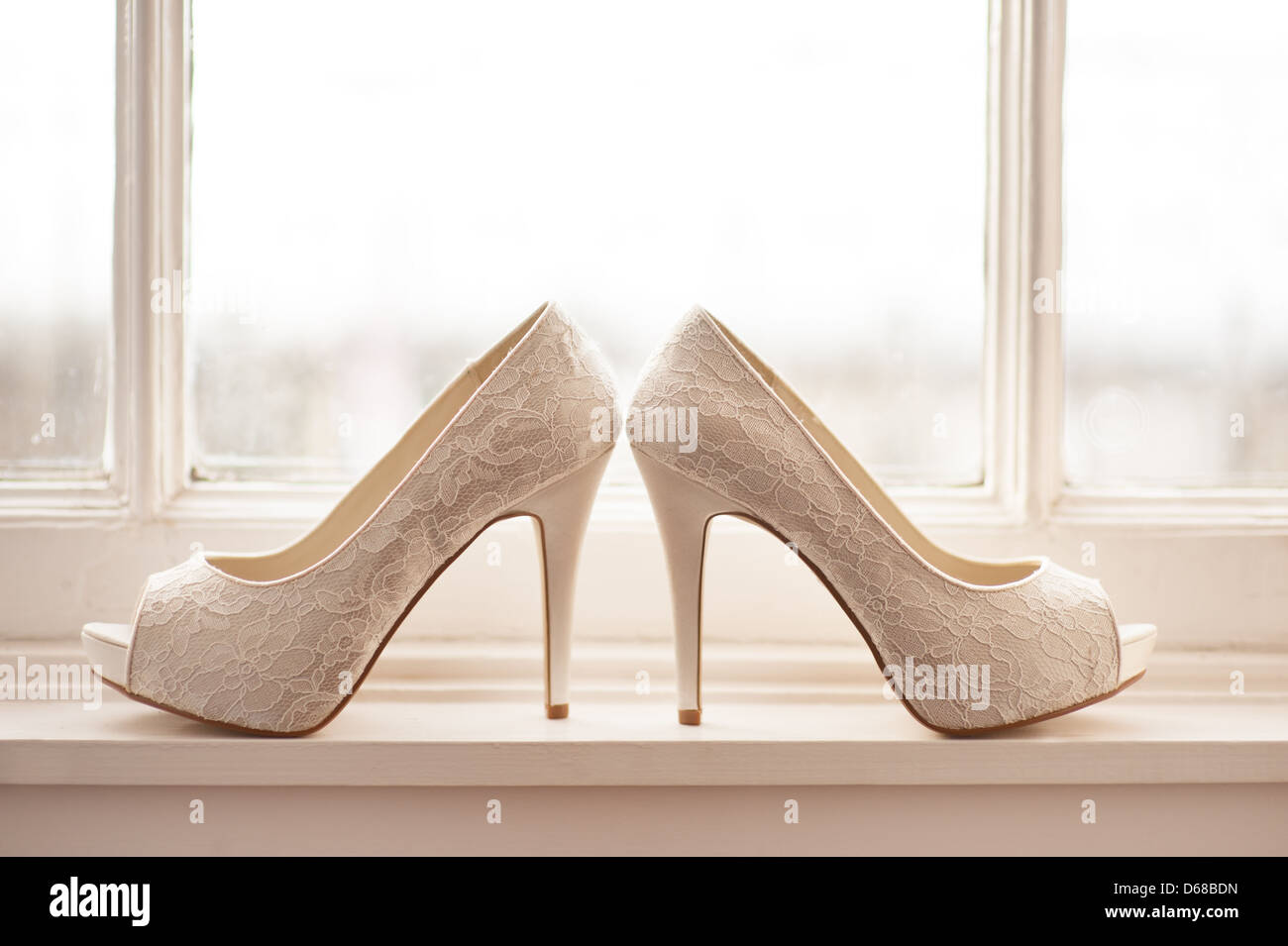 Guéri haut chaussures de mariage sur un rebord de fenêtre par un Banque D'Images