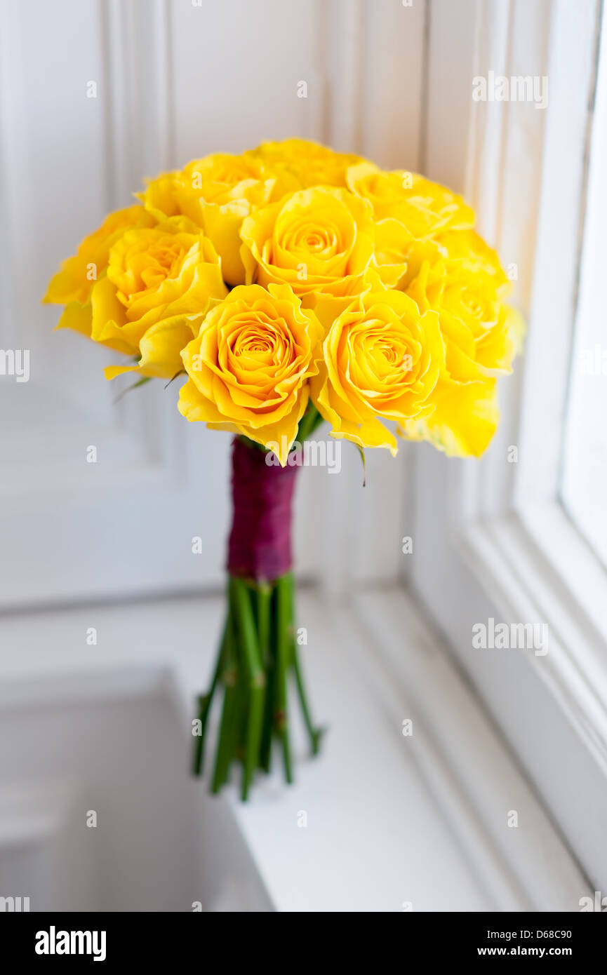Mariage bouquet de roses jaunes fraîches par une fenêtre Banque D'Images