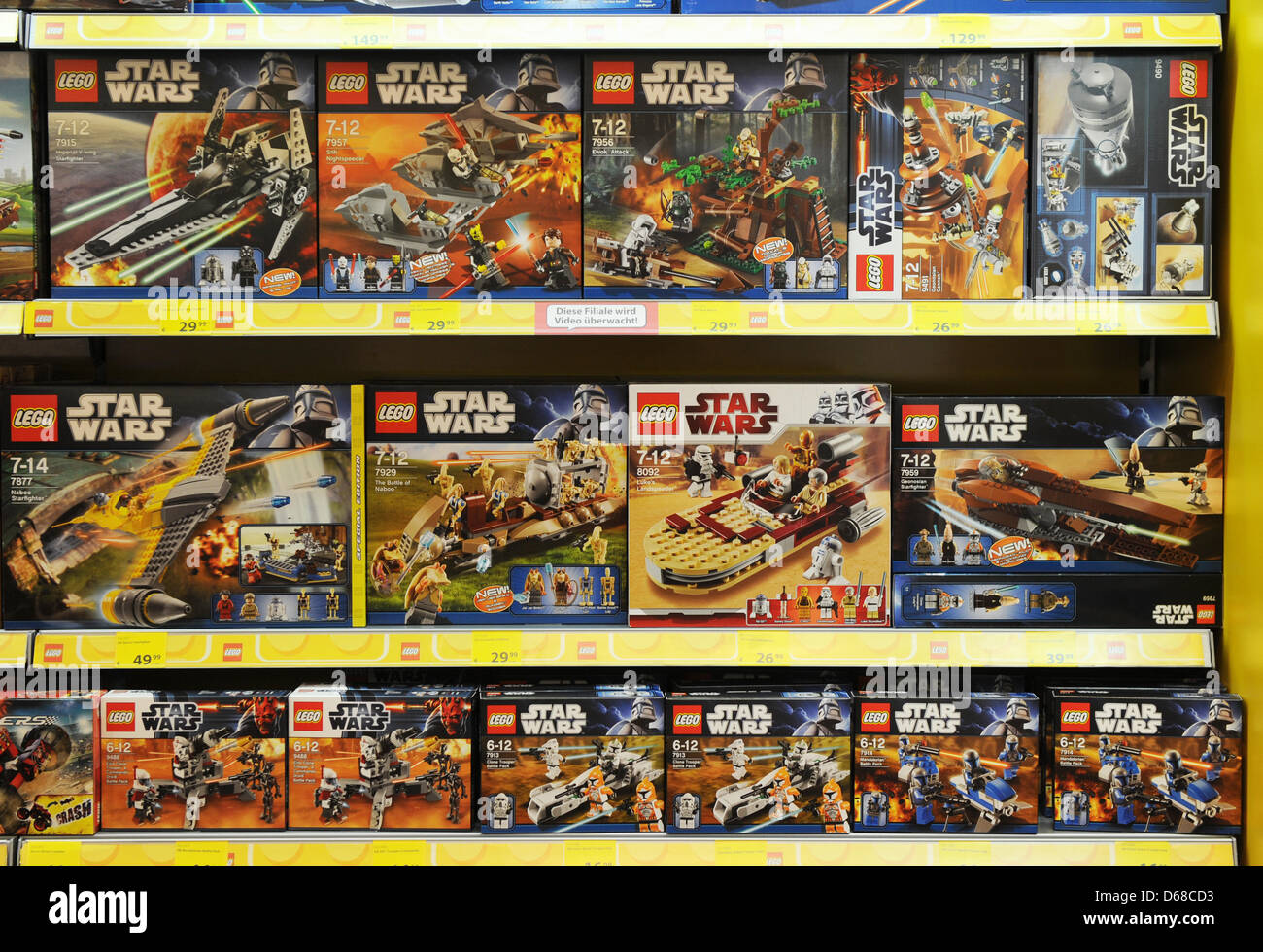 Lego Star Wars toys s'asseoir sur une étagère un magasin de jouets à Berlin, Allemagne, 19 juin 2012. Photo : Jens Kalaene Stock Alamy