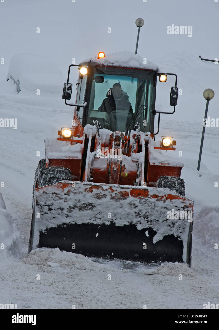 Grattoir à neige avec le godet pour enlever toute la neige de la route Banque D'Images