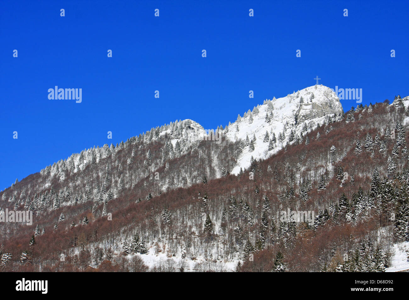 Sommets des Dolomites et des Alpes au cours d'une belle journée d'hiver avec ciel bleu Banque D'Images