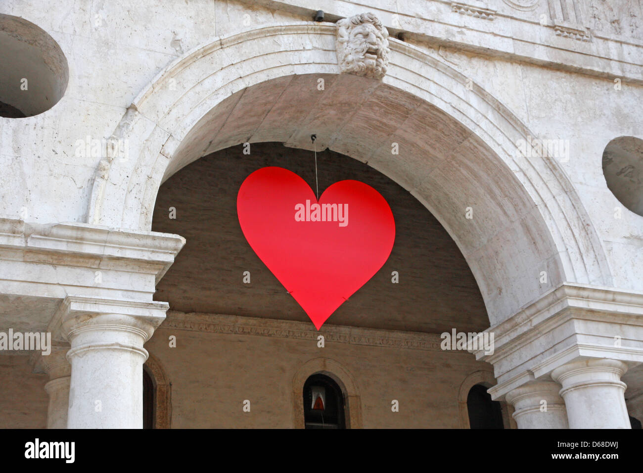 Coeur rouge accroché à la Basilique palladienne dans la Piazza dei Signori, à Vicence le jour de la Saint-Valentin parti amoureux Banque D'Images