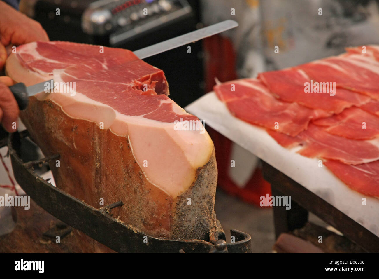 Couteau en acier et parfumé de jambon italien tranches brutes rouge maturation pendant deux ans Banque D'Images