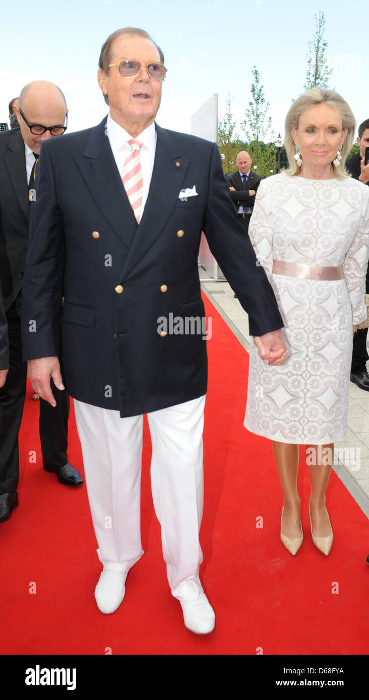 L'acteur britannique Sir Roger Moore et son épouse Kristina Tholstrup posent pour les photographes en face du nouvel hôtel "Bell Rock" au parc à thème Europa Park à Rust, Allemagne, 12 juillet 2012. Photo : Patrick Seeger Banque D'Images