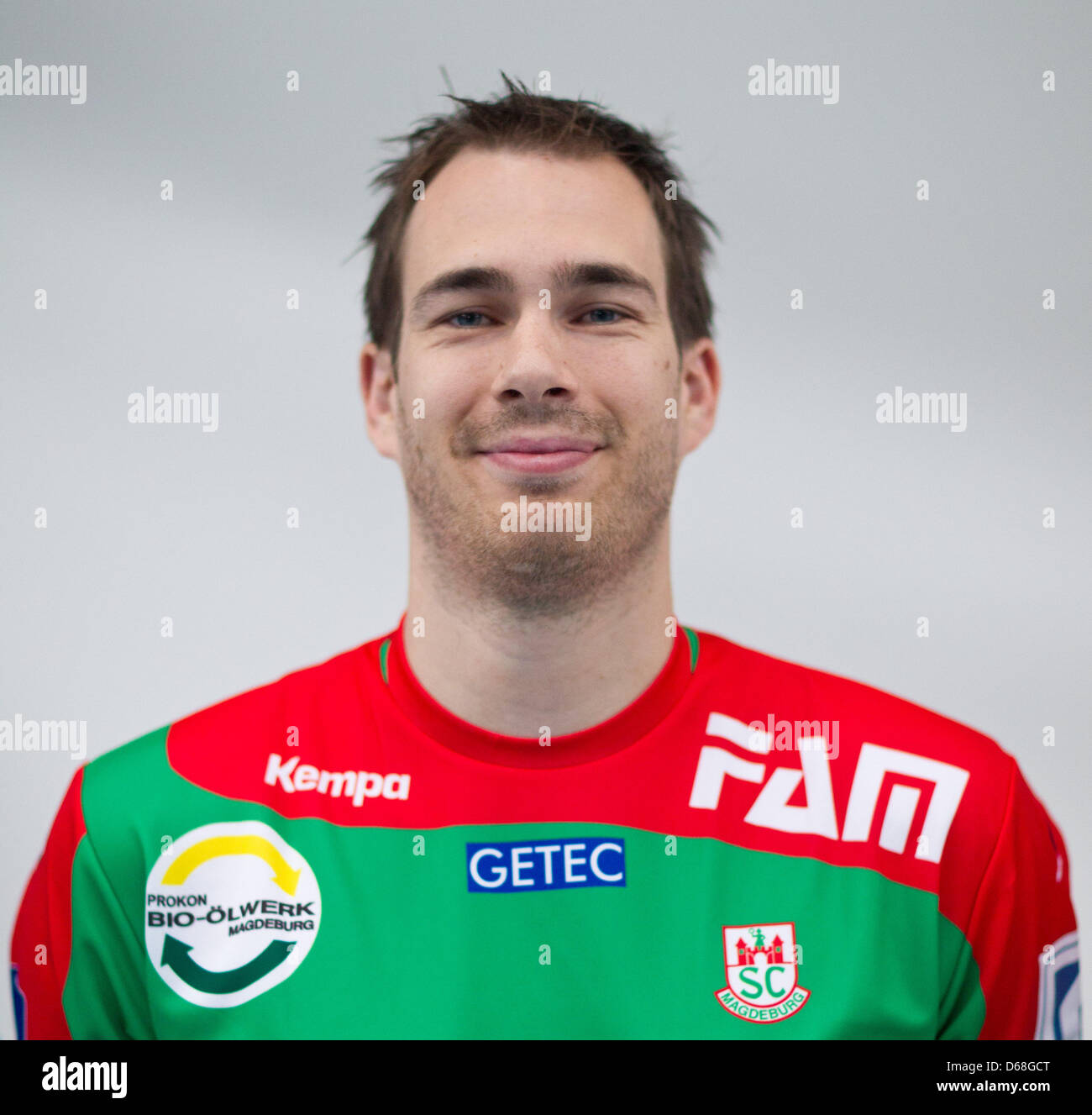 Jure Natek du club handball Bundesliga SC Magdeburg est photographié à la photocall de l'équipe pour la nouvelle saison de Bundesliga 2012/13 au Getec-Arena à Magdeburg, Allemagne, 13 juillet 2012. Photo : Jens Wolf Banque D'Images