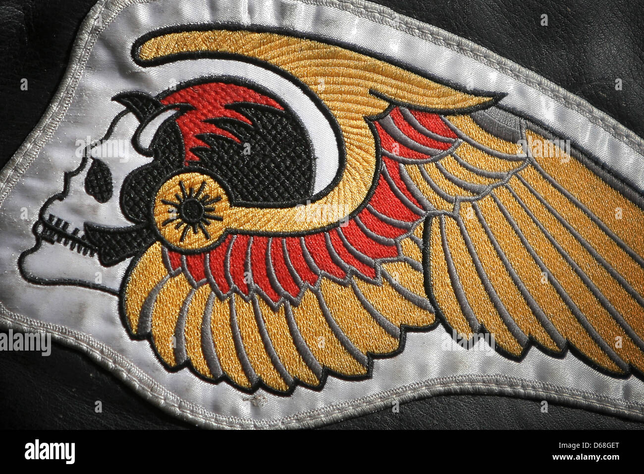 Le logo de la moto club de motards Hells Angels est visible sur une veste  en cuir d'une personne participant à une action de protestation à  Francfort-sur-Main, Allemagne, 14 juillet 2012. Environ