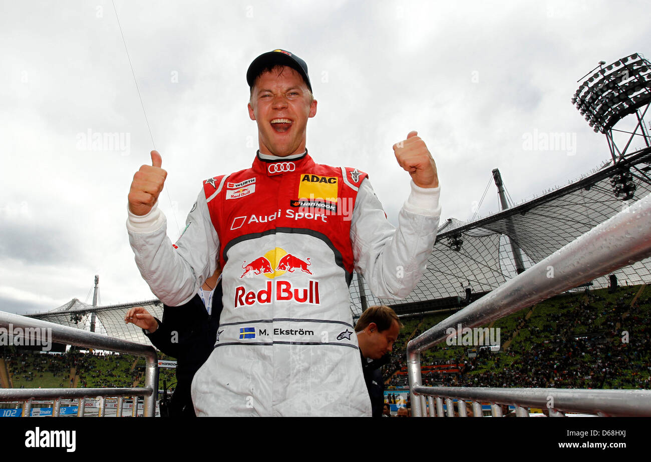 Document - Gagnante Mattias Ekstroem célèbre après l'Audi pendant le spectacle événement du Deutsche Tourenwagen Masters (DTM) à l'Olympiastadion de Munich, Allemagne, 15 juillet 2012. Les deux-temps champion DTM à partir de la Suède a gagné sous la pluie en finale gorgé de deux épreuves. Photo : Juergen Touchez/Hochzwei Banque D'Images