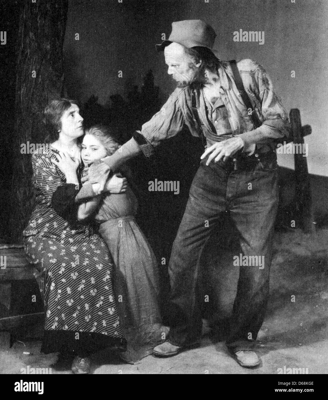 La ROUTE DU TABAC jouer sur Broadway en 1933 du roman par Erskine Caldwell avec Henry Hull comme Jeeter Lester, Margaret Wycherly qu'Ada Banque D'Images