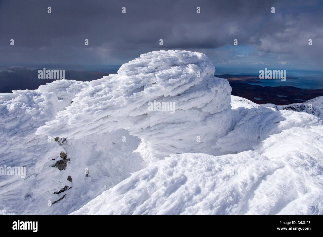 Cairn au sommet de cul Mor recouverte de glace et de neige. Banque D'Images