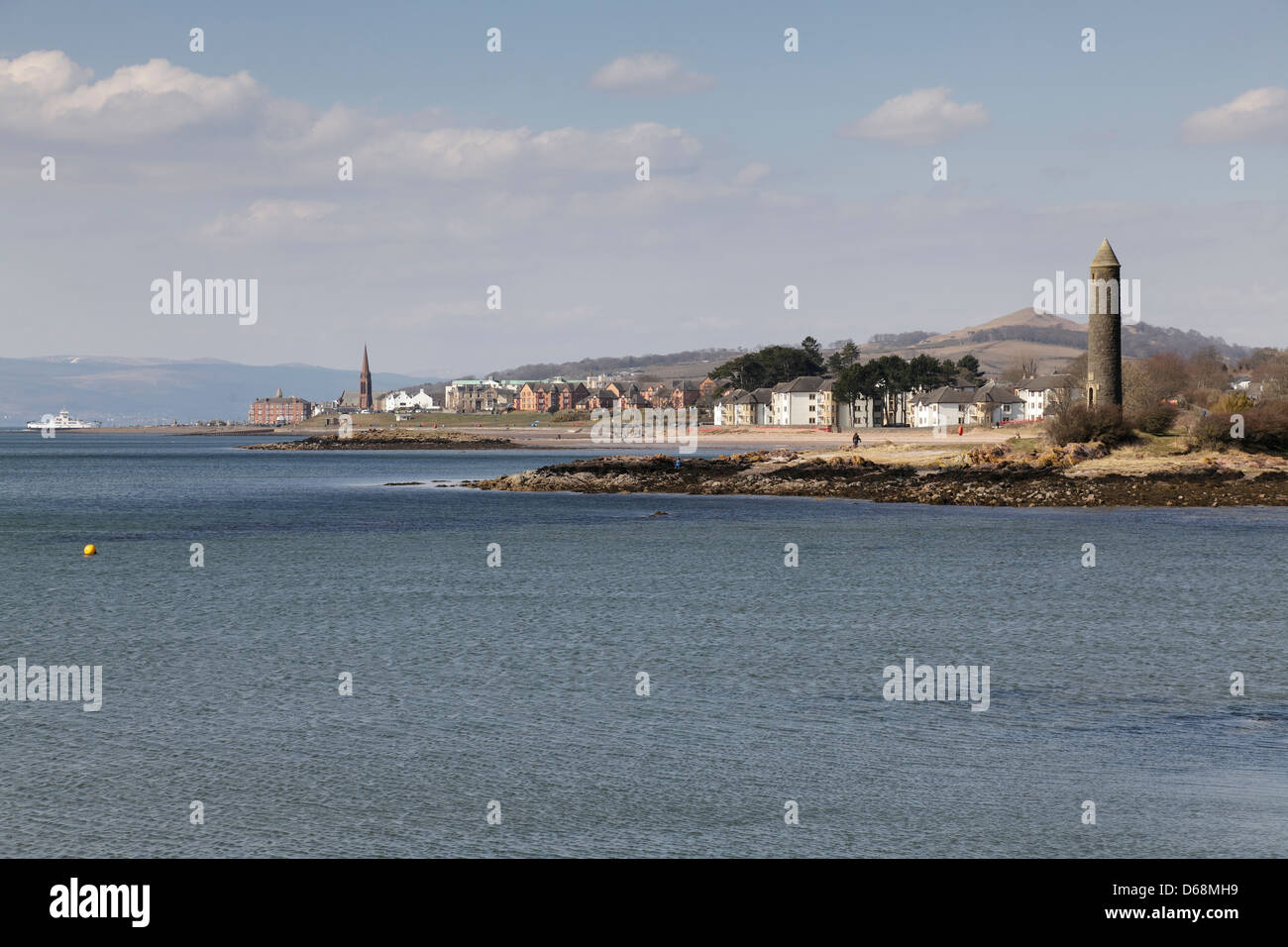 Vue vers le nord jusqu'à la station balnéaire de Largs sur le Firth of Clyde dans le nord de l'Ayshire, Écosse, Royaume-Uni Banque D'Images
