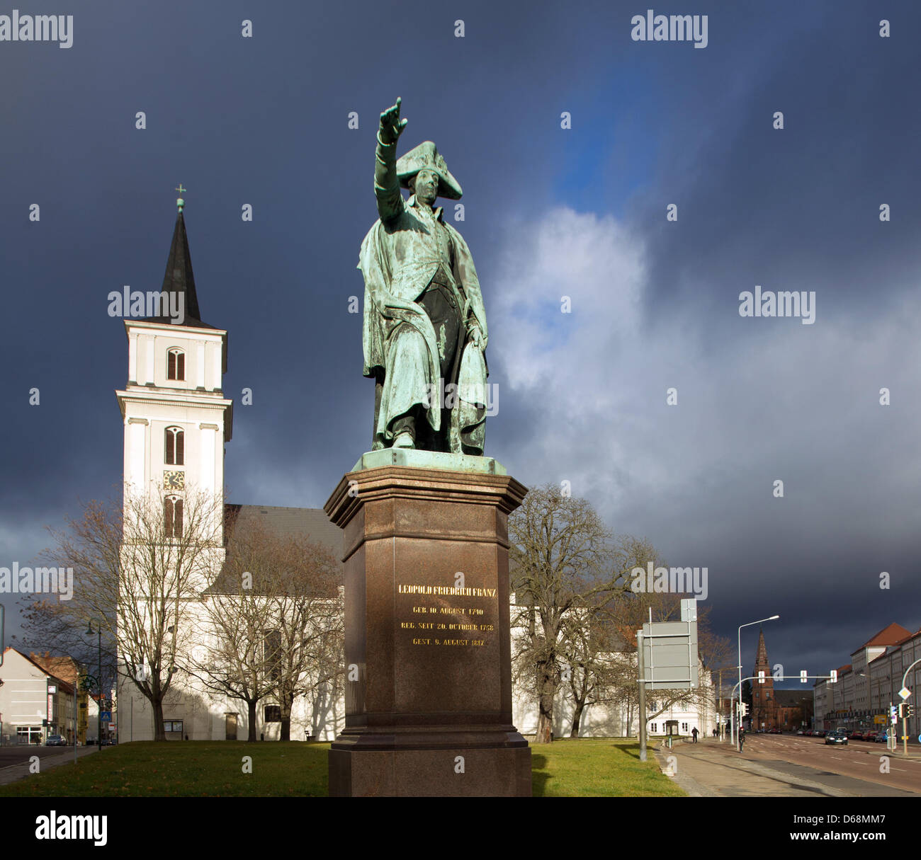 (Afp) - Un fichier photo en date du 17 décembre 2011 montre un monument de Leopold Friedrich Franz (1740-1817) en face de l'église Saint Johannes de Dessau-Rosslau, Allemagne. Selon une parliamental décision le 17 juillet 2012, le parti de gauche (en Saxe-Anhalt) souhaite mener une enquête sur une allégation de fraude en subvention Dessau-Rosslau. Photo : Jens Wolf Wolf Banque D'Images