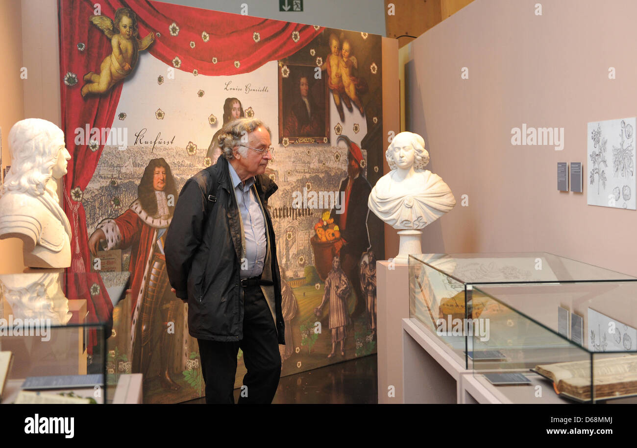 Un homme marche à travers l'exposition spéciale "roi et pomme' à la maison de l'histoire de Brandebourg-prusse à Potsdam, Allemagne, 19 juillet 2012. L'exposition présente des documents originaux concernant l'histoire de la pomme en Prusse et fait partie d'un programme du jubilé de la chambre à l'occasion du 300e anniversaire de Frederik le Grand. Photo : Bernd Settnik Banque D'Images