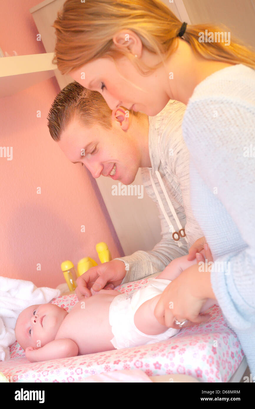 Heureux les jeunes parents et leur petit bébé Banque D'Images