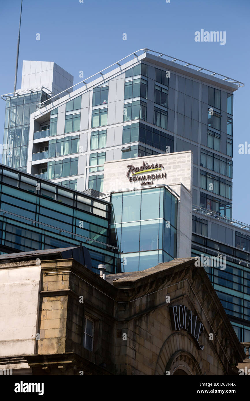 Le Nord de l'Angleterre Manchester Royaume-uni Radisson Edwardian Hotel modern développement sur le site de la Free Trade Hall Banque D'Images