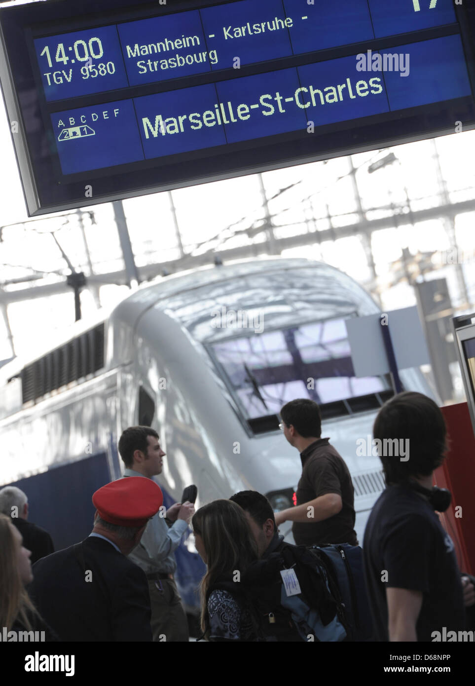 Fichier - Un fichier photo en date du 23 mars 2102 présente le premier TGV Euroduplex gare de Francfort à Marseille à la gare principale de Frankfurt am Main, Allemagne. La Compagnie des chemins de fer allemande Deutsche Bahn et LA SNCF Français étendent leur coopération en proposant un train de via Francfort via Lyon à Marseille. Photo : Arne Dedert Banque D'Images