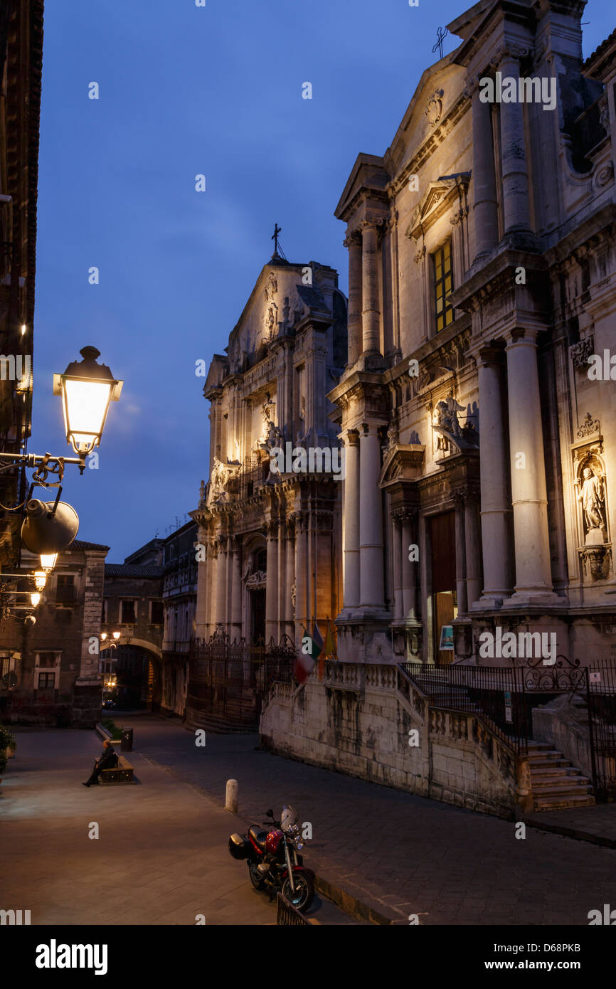 Catane, Via Crociferi, églises baroques au soir. Banque D'Images