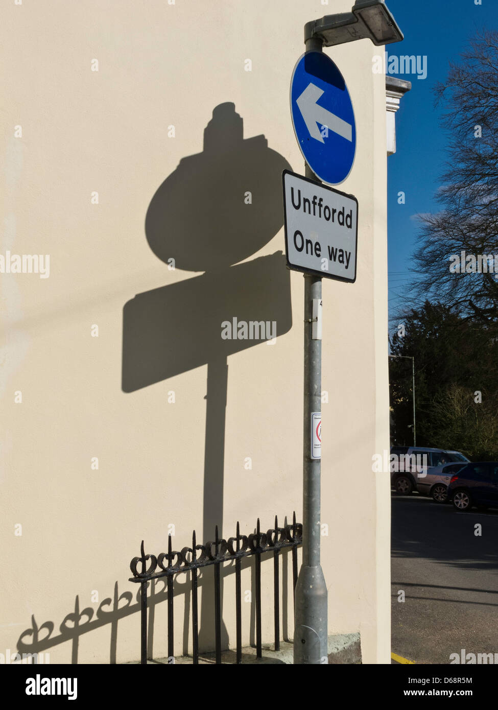 Bilingue anglais et gallois des signaux routiers en Llandeilo, Powys, Wales Banque D'Images