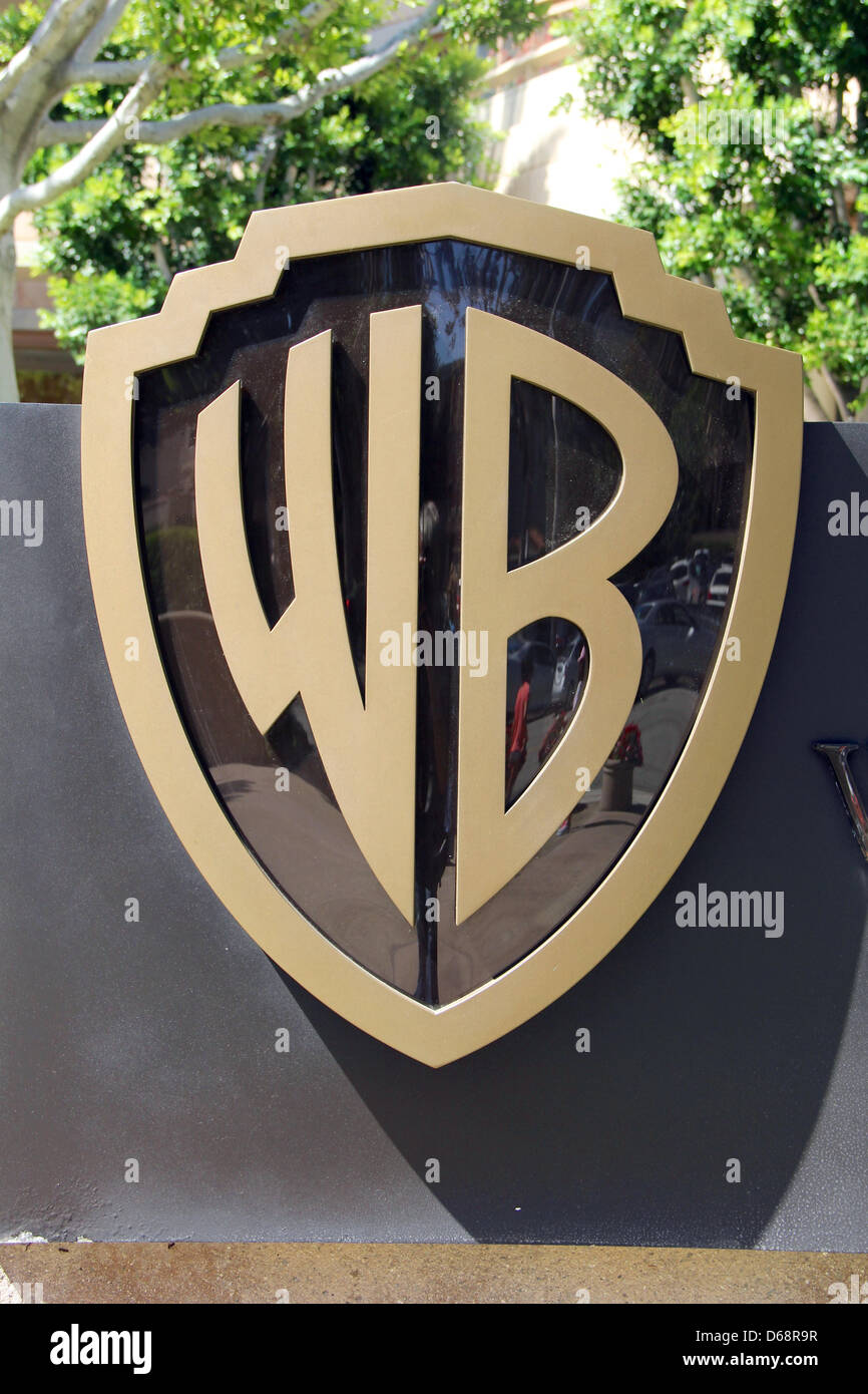 Vue sur le logo de société de production de films Warner Bros. au siège de la société de Burbank, États-Unis, 06 juillet 2012. Warner Bros. est choqué après le massacre dans un cinéma du Colorado. "Hollywood Reporter" a cité l'entreprise avec 'dans ce tragique heure nous envoyer nos sincères condoléances aux familles des victimes et d'amis. Photo : Christoph Dernbach Banque D'Images