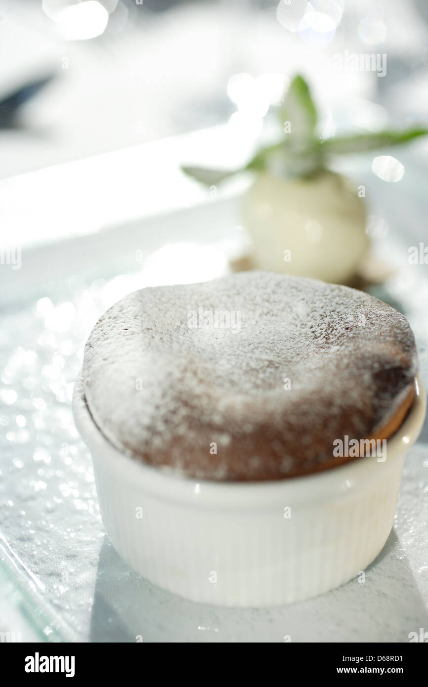 Chocolate Moose dessert dans un ramequin blanc avec glace vanille écope  Photo Stock - Alamy