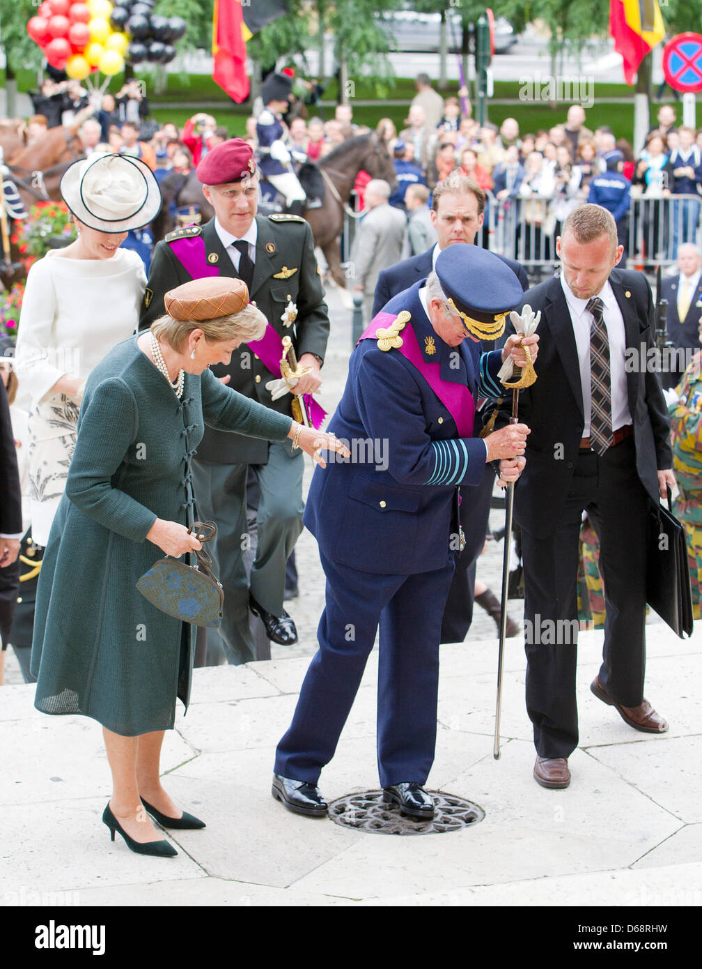 Le roi Albert et La Reine Paola de Belgique, suivie de la Princesse Mathilde et du Prince Philippe, assister à la messe de Te Deum, Saint Michel et Saint Gudule Cathédrale à l'occasion de la fête nationale de Belgique à Bruxelles, Belgique, 21 juillet 2012. Photo : Patrick van Katwijk (Pays-Bas) Banque D'Images