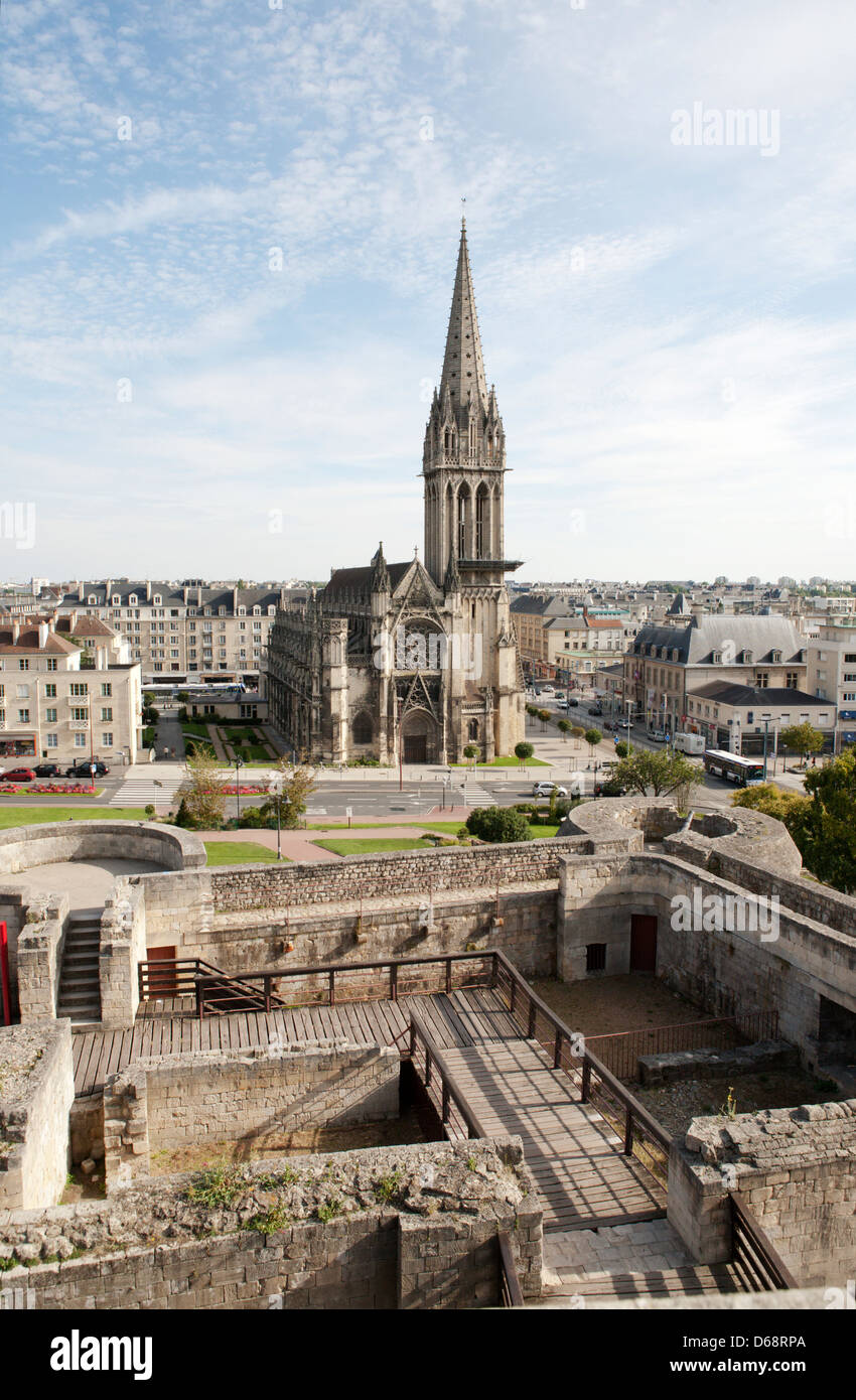 L'église de Saint-Pierre, l'église catholique romaine, Place Saint Pierre, Caen, Normandie, nord de la France. Vue du château de Caen. Banque D'Images