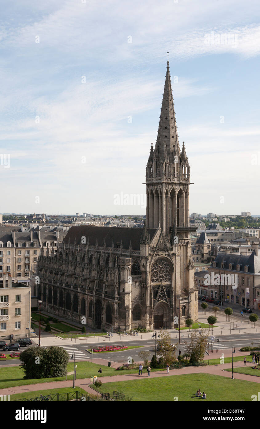 L'église de Saint-Pierre, l'église catholique romaine, Place Saint Pierre, Caen, Normandie, nord de la France. Vue du château de Caen. Banque D'Images