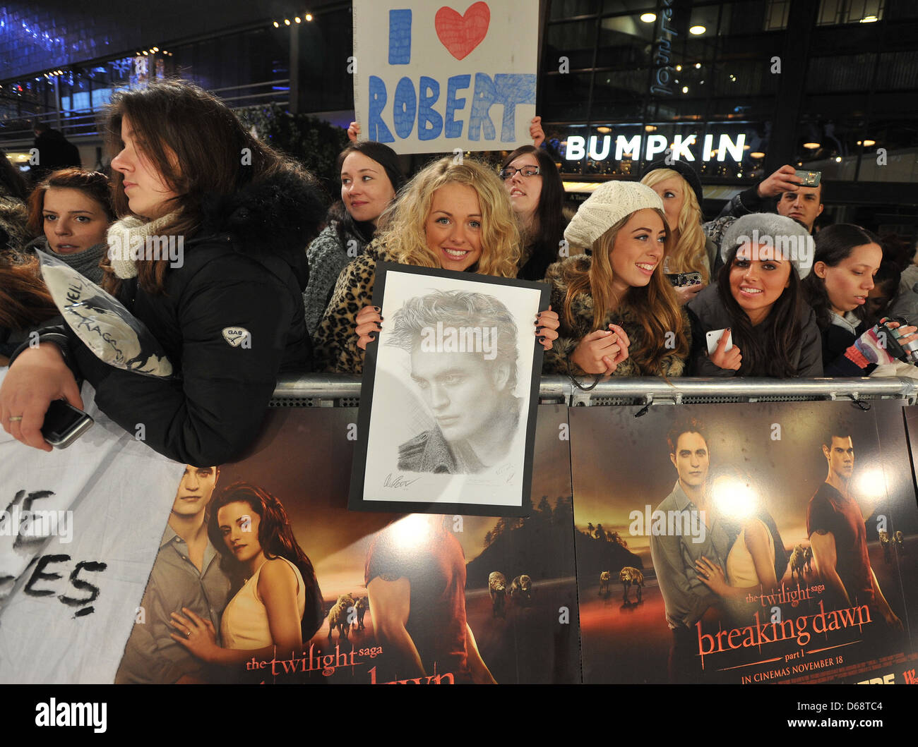 L'atmosphère Twilight Saga : Breaking Dawn Part 1 UK film premiere tenue au Westfield Stratford - Arrivées. Londres, Angleterre Banque D'Images