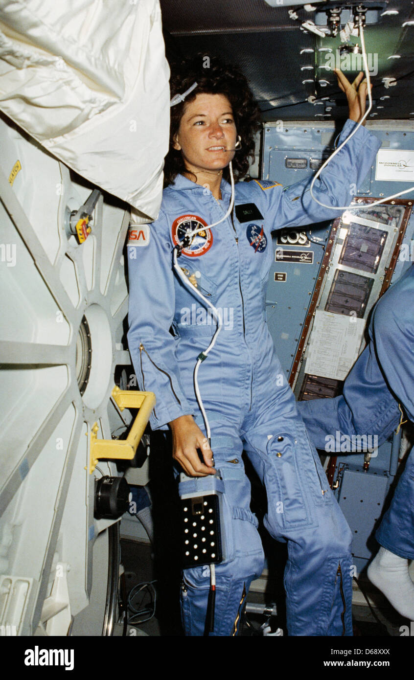 L'astronaute Sally K. Ride, spécialiste de mission STS-7, STS-7, spécialiste de mission se trouve au milieu de la plate-forme de la navette spatiale Challenger en orbite près de l'une de l'expérience à laquelle elle a consacré beaucoup de temps à un endroit inconnu, 21 juin 1983. Le flux continu d'électrophorèse (CFE) expérience, de la taille d'un réfrigérateur domestique, se trouve à proximité. L'un des il Banque D'Images