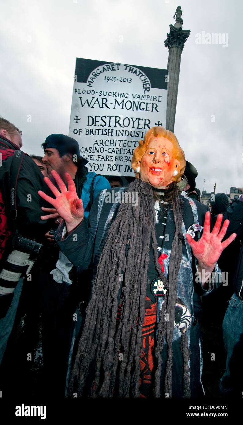 Manifestation à Trafalgar Square contre l'héritage de Margaret Thatcher et de l'État extravagant des arrangements funéraires. Banque D'Images