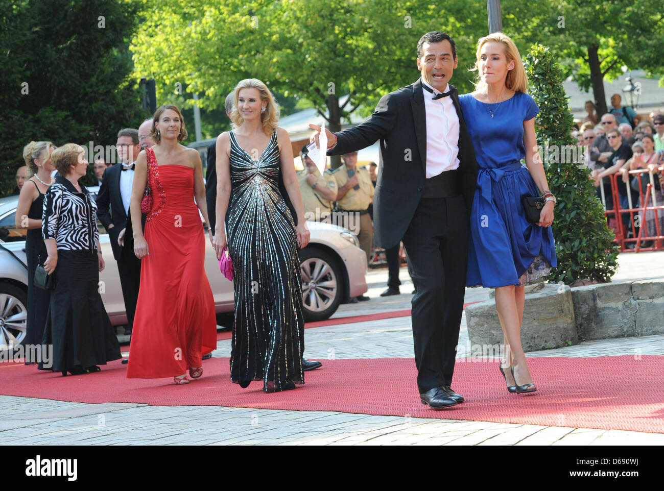 L'acteur allemand Erol Sander (2.v.r.) et son épouse Caroline Godet (r) et la soprano autrichienne chanteuse Eva Lind (3.v.r.) arrivée à l'ouverture de Festival de Bayreuth 2012 à Bayreuth, Allemagne, 25 juillet 2012. Le festival d'un mois est le plus prestigieux événement de la culture. Photo : Marc Müller dpa/lby Banque D'Images