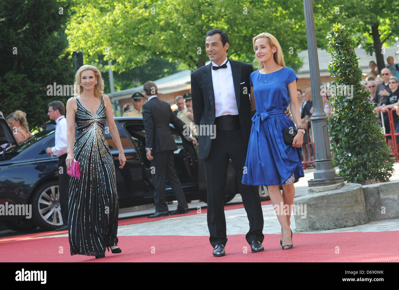 L'acteur allemand Erol Sander (2.v.r.) et son épouse Caroline Godet (r) et la soprano autrichienne chanteuse Eva Lind (l) Arrivée à l'ouverture de Festival de Bayreuth 2012 à Bayreuth, Allemagne, 25 juillet 2012. Le festival d'un mois est le plus prestigieux événement de la culture. Photo : Marc Müller dpa/lby Banque D'Images