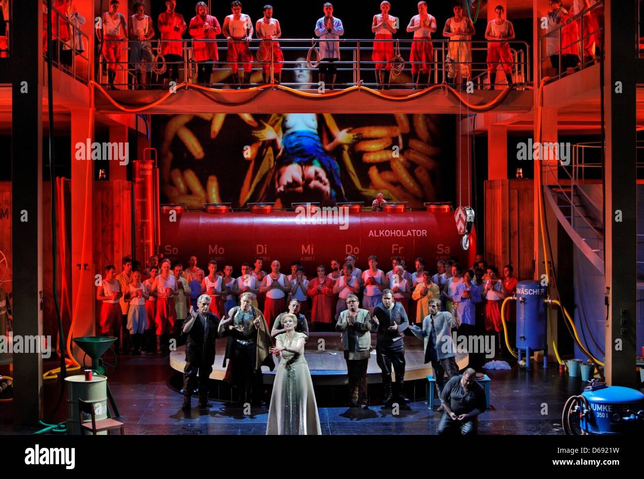 Document - un document photo par Bayreuther Festspiele montre Martin Snell comme Reinmar von Zweter comme Groissboeck Guenther, Hermann, landgrave de Thuringe, Lothar Odinius comme Walther von der Vogelweide, Arnold Bezuyen que Heinrich der Schreiber, Thomas Jesatko comme Biterolf, Michael Nagy comme Wolfram von Eschenbach lors d'une répétition générale de Bayreuth, Allemagne, 01 juillet 2012. Camilla Nylund a Banque D'Images