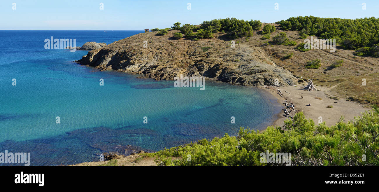 Panorama sur la côte d'une anse aux eaux claires près de Györ, mer Méditerranée, Costa Brava, Catalogne, Espagne Banque D'Images