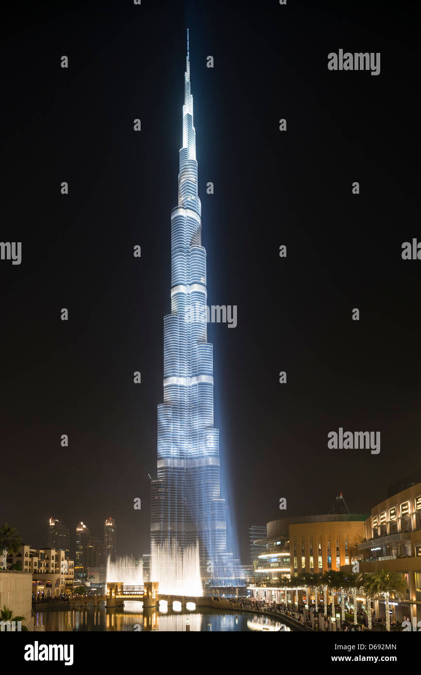 Vue de la nuit de courts tour Burj Khalifa à Dubaï Émirats Arabes Unis Banque D'Images