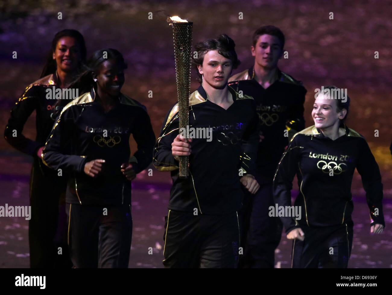 Les jeunes athlètes porter Torches olympiques pour transférer la flamme jusqu'à la vasque dans le stade olympique lors de la cérémonie d'ouverture des Jeux Olympiques de 2012 à Londres, Londres, Angleterre, 28 juillet 2012. Les Jeux Olympiques d'été 2012 aura lieu à Londres du 27 juillet au 12 août 2012. Photo : Michael Kappeler dpa  + + +(c) afp - Bildfunk + + + Banque D'Images