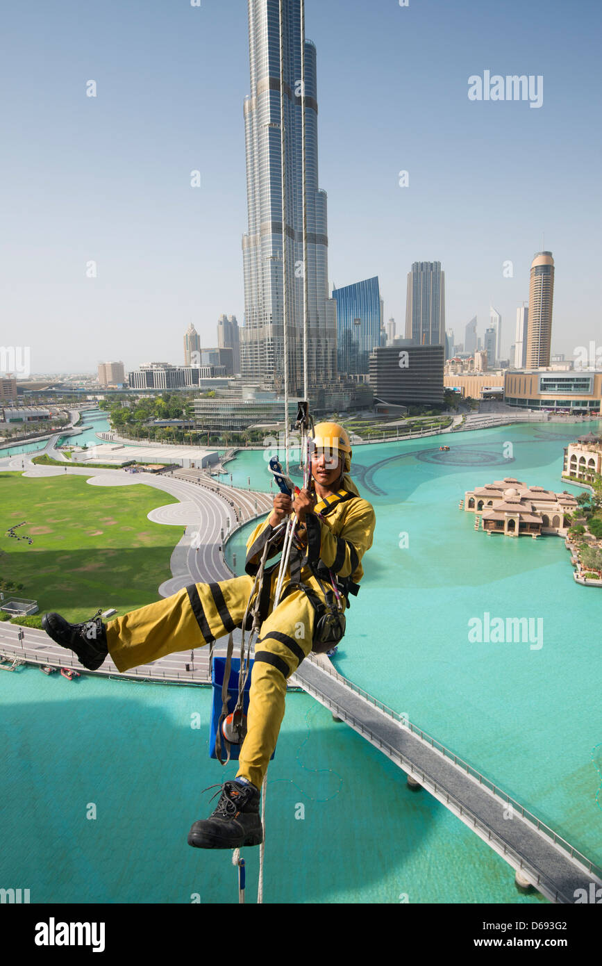 Nettoyage de vitres ascending tour d'habitation à Dubaï Émirats Arabes Unis Banque D'Images