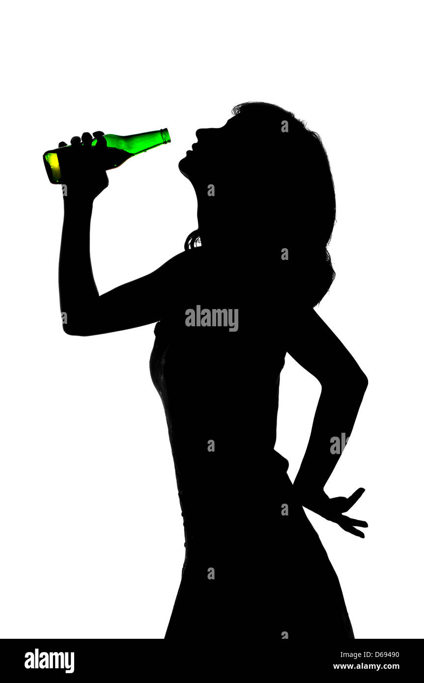Jeune fille boire de la bière, silhouette Banque D'Images