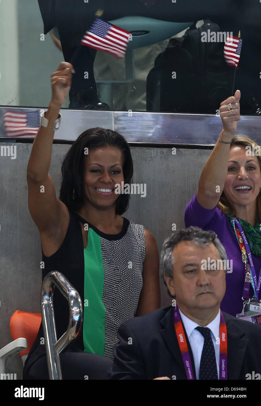 Michelle Obama (L) assiste à la compétition de natation au centre aquatique à l'Jeux olympiques de 2012 à Londres, Londres, Grande-Bretagne, 28. Juillet 2012. Photo : Michael Kappeler dpa  + + +(c) afp - Bildfunk + + + Banque D'Images