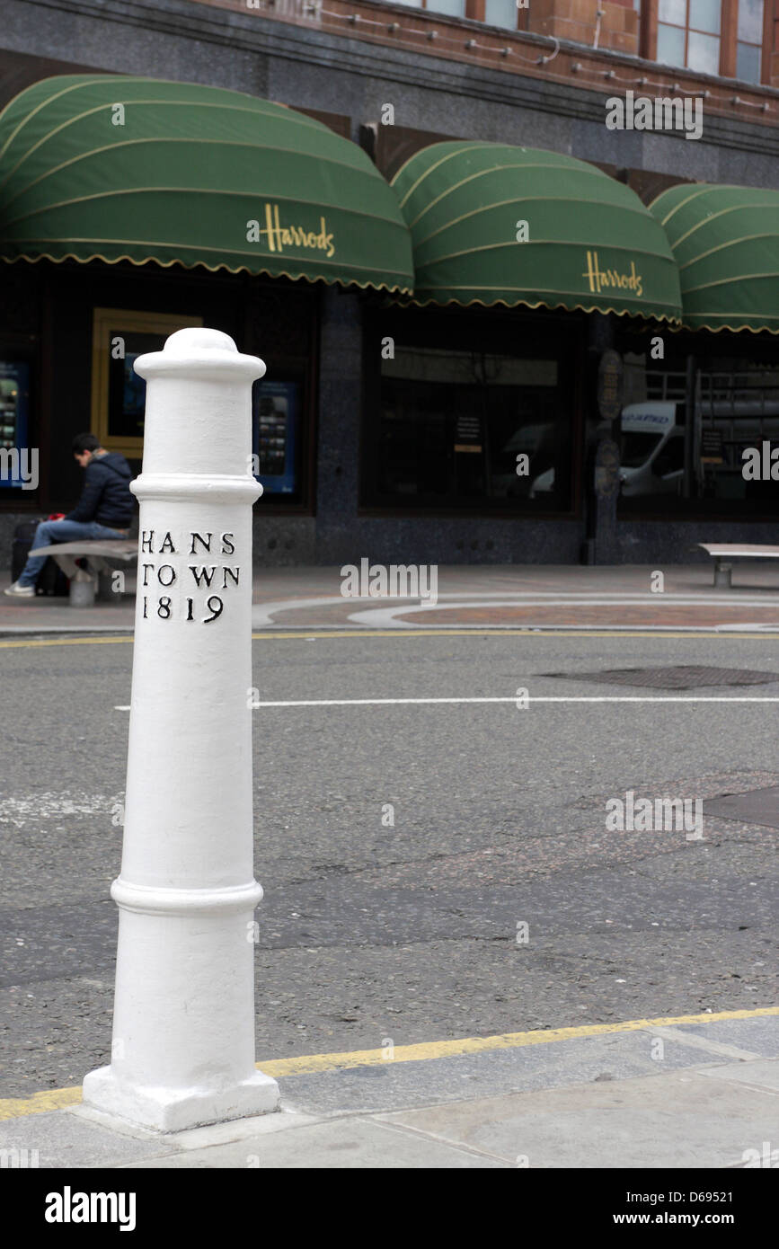 Un bollard blanc en face de Harrods à Hans Crescent,il indique où Hans Ville utilisé pour être au début du 19e siècle. Banque D'Images