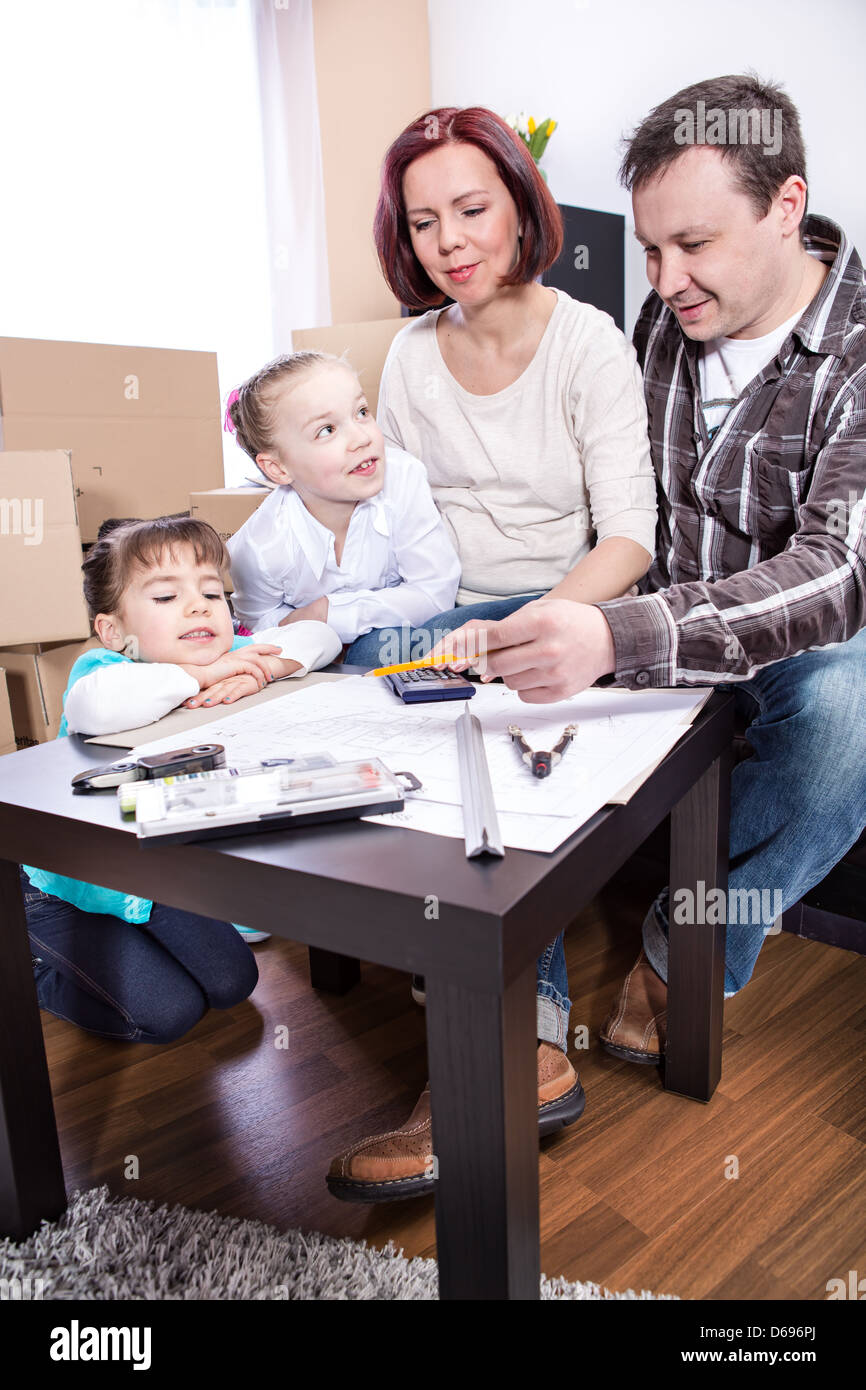 Une jeune famille par la planification d'une nouvelle maison Banque D'Images