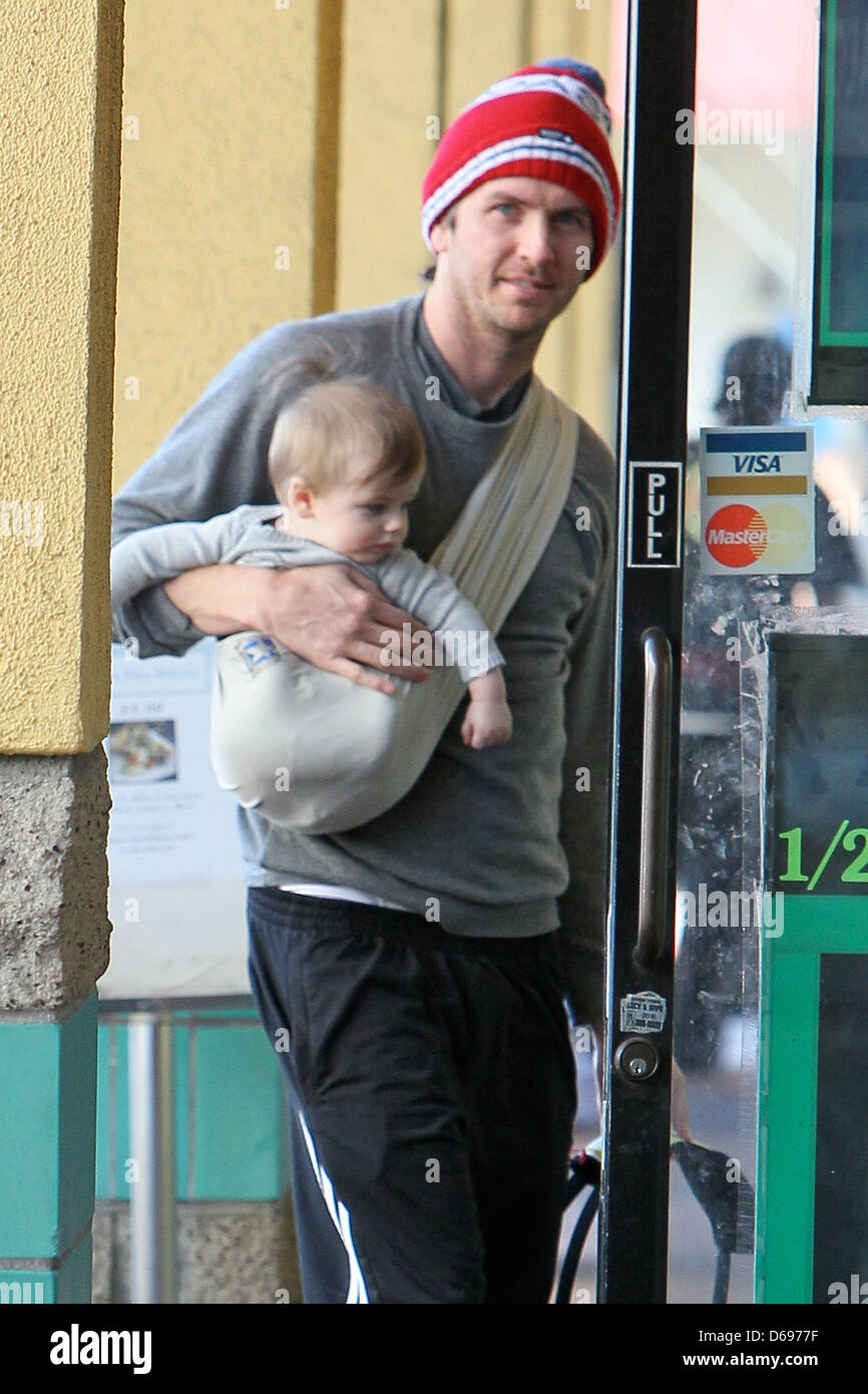 Christopher Jarecki obtient un déjeuner avec son fils Bear Blu Los Angeles, Californie - 05.12.11 Banque D'Images