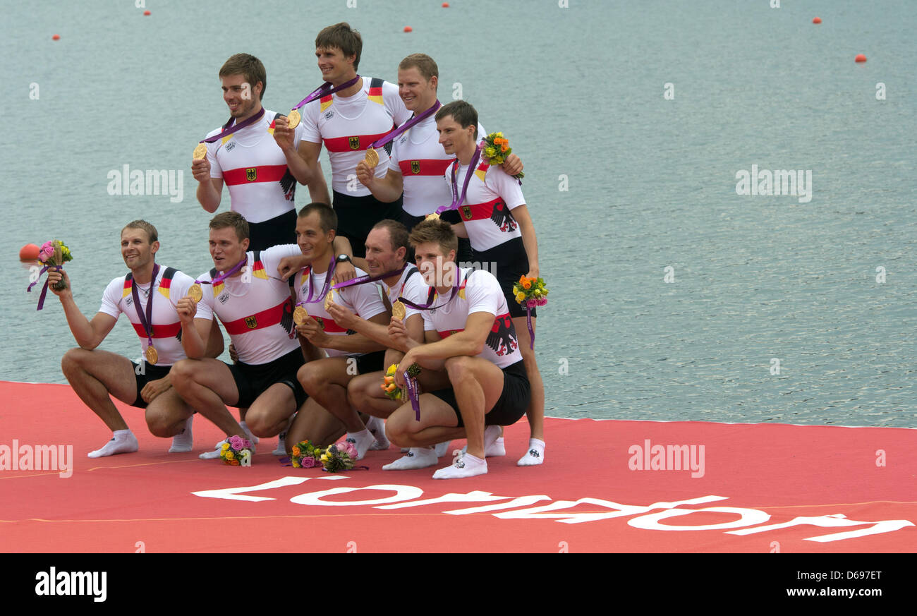 Filip Adamski, Andreas Kuffner, Eric Johannesen, Maximilian Reinelt, Richard Schmidt, Lukas Mueller, Florian Mennigen, Kristof Wilke, Martin Sauer d'Allemagne célébrer après avoir remporté les huit hommes finale de la compétition d'aviron à Eton Dorney au Jeux Olympiques de 2012 à Londres, Londres, Grande-Bretagne, 01 août 2012. Photo : Peter Kneffel dpa  + + +(c) afp - Bildfunk + + + Banque D'Images