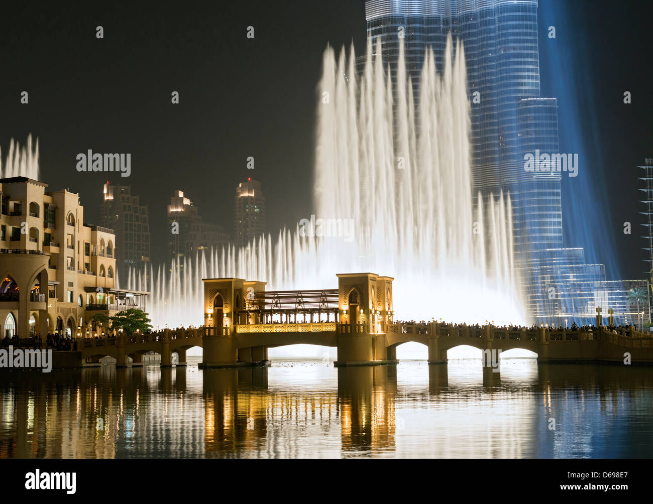 Vue nocturne de la fontaine de Dubaï à Dubaï Mall au centre-ville de Dubaï Émirats Arabes Unis Banque D'Images